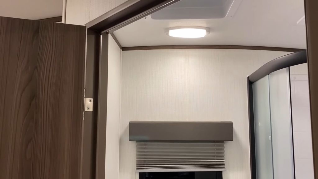 2024 MPG 2100RB bathroom