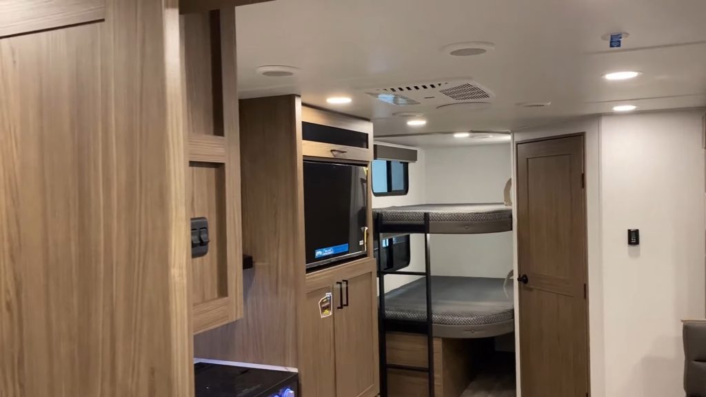 2024 Delta 251BH living