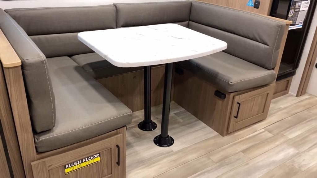 2024 Delta 251BH living