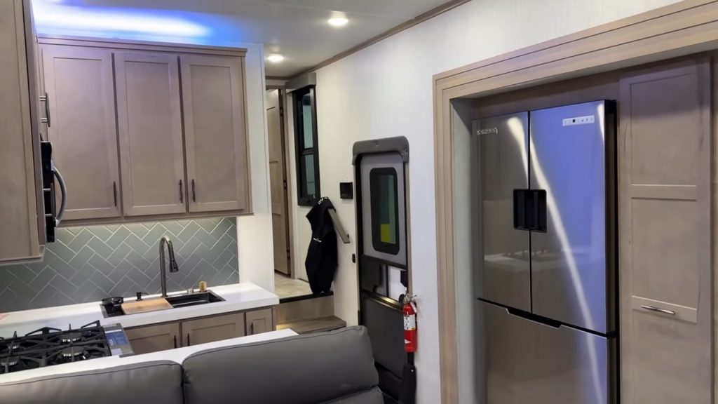 2024 Momentum 414M kitchen