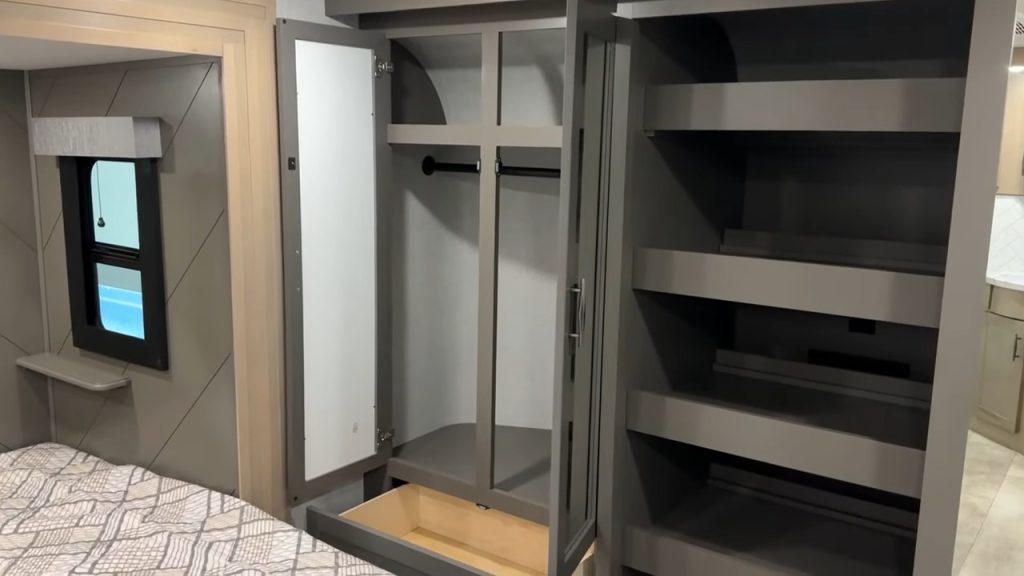 2024 Momentum 414M bedroom