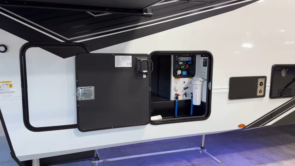 2024 Momentum 414M exterior