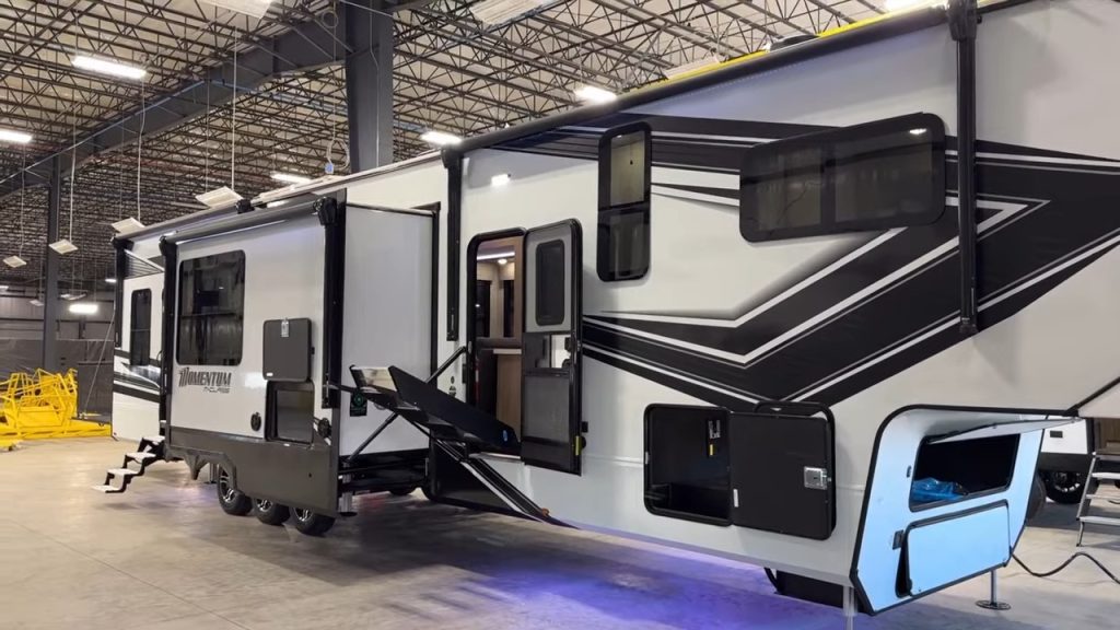 2024 Momentum 414M exterior