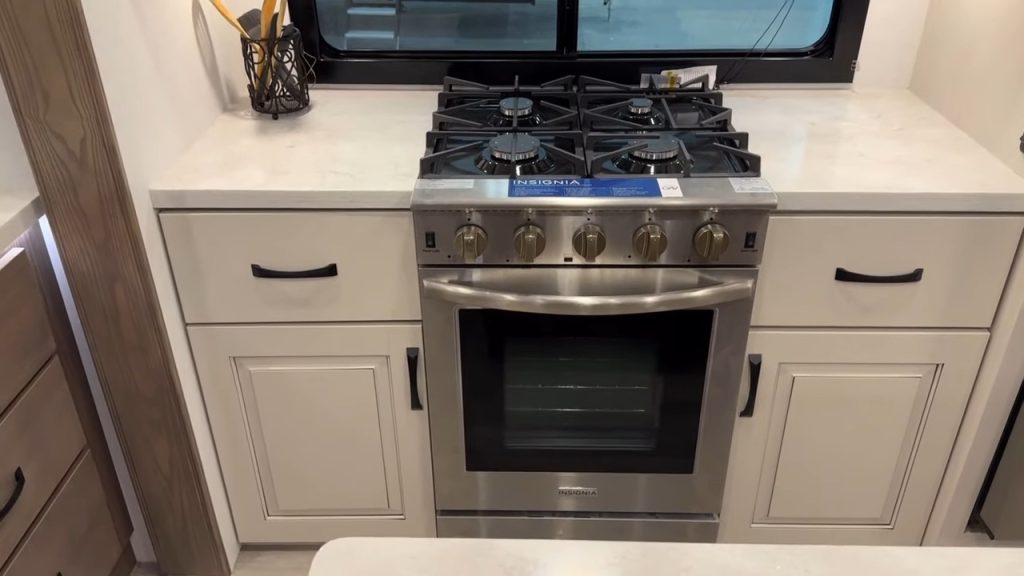 2024 Paradigm 375RD kitchen