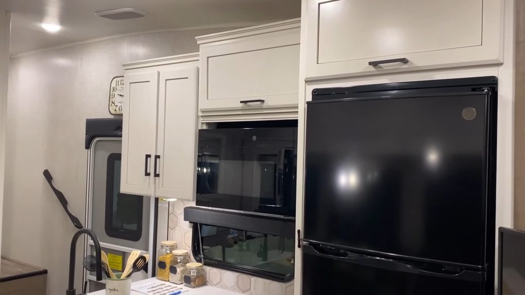 2024 Jayco Eagle 29.5BHDS kitchen