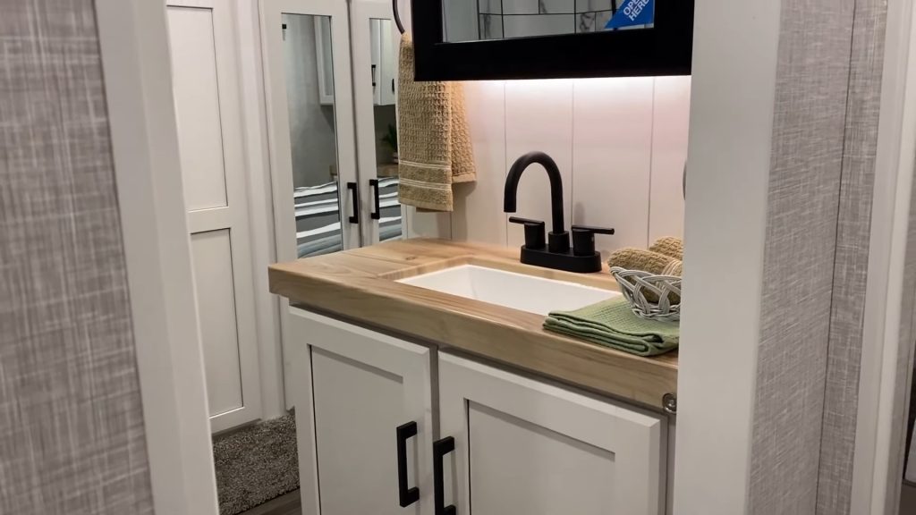 2024 Jayco Eagle 29.5BHDS bathroom