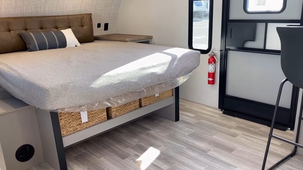 2024 Vibe 22RK bedroom