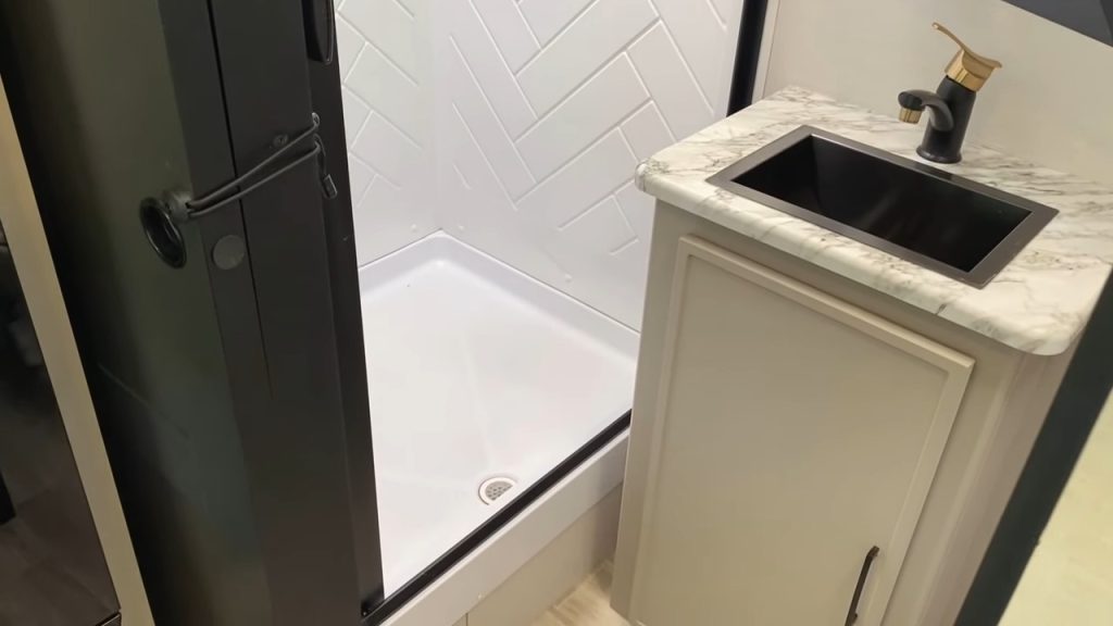 2024 Vibe 22RK bathroom