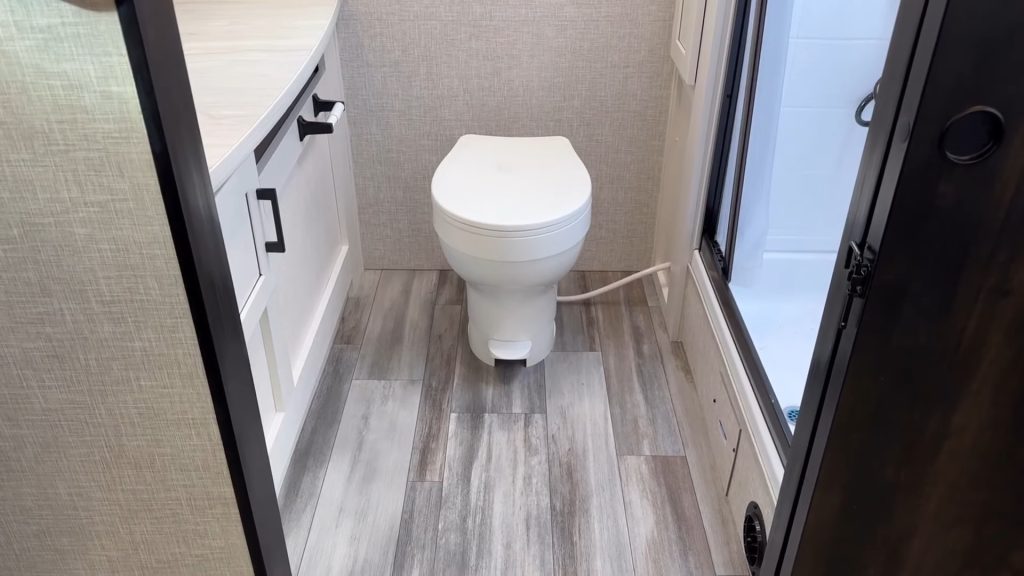 jay feather 25rb bathroom