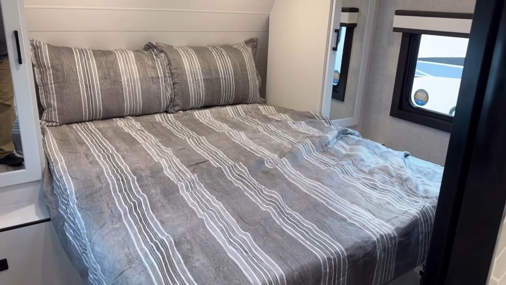 jay feather 25rb bedroom