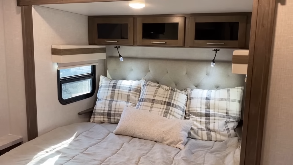 Forest River Rockwood Mini Lite 2516S bedroom