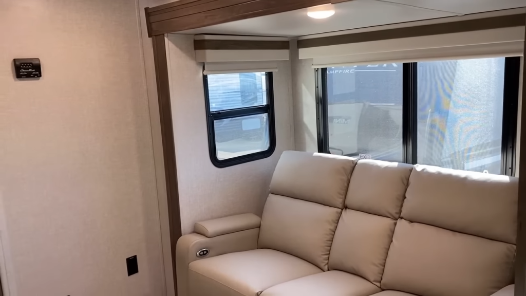 Forest River Rockwood Mini Lite 2516S seating