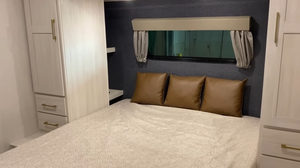 Surveyor 252RBLE bedroom