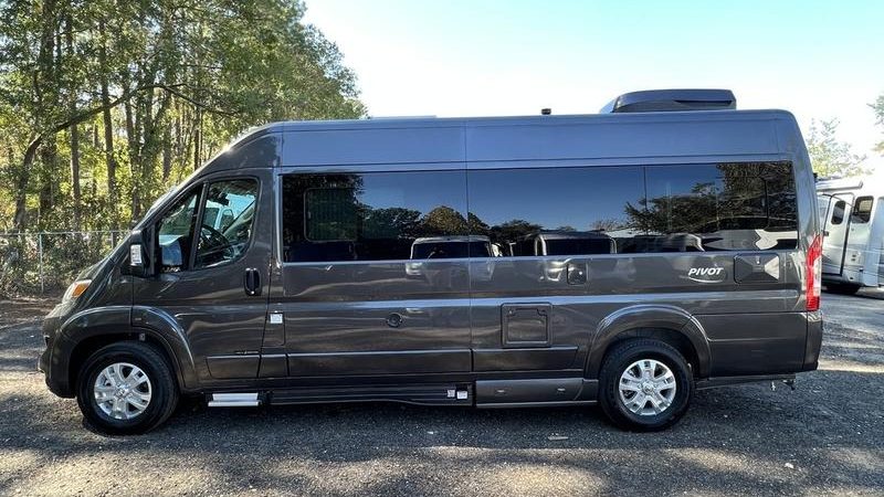 Road Trek Camper Van- Pivot