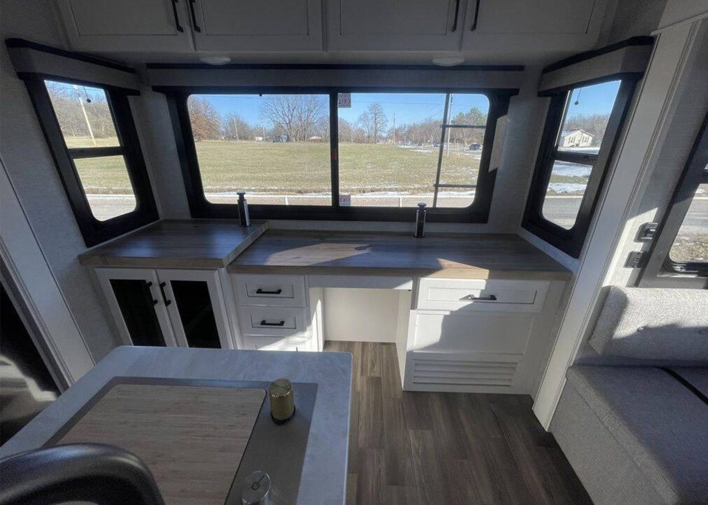 Office area of Eagle HT 320MKTS