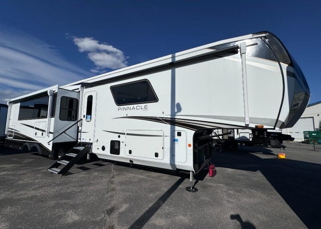 Exterior of Jayco Pinnacle 38FBRK