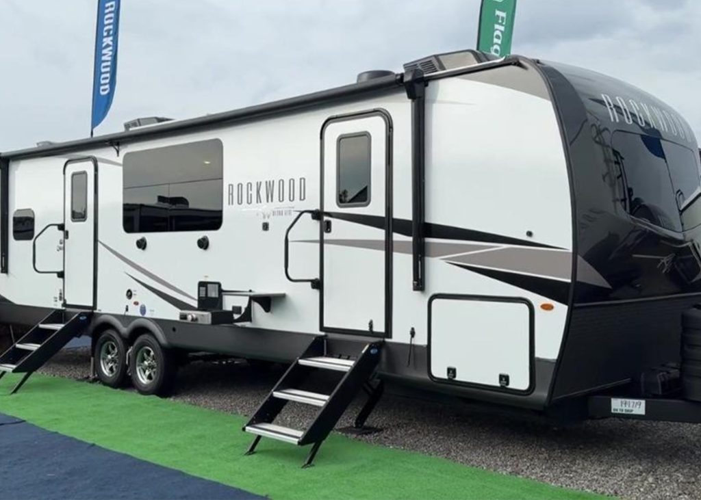 Exterior of Forest River Rockwood 2918BH