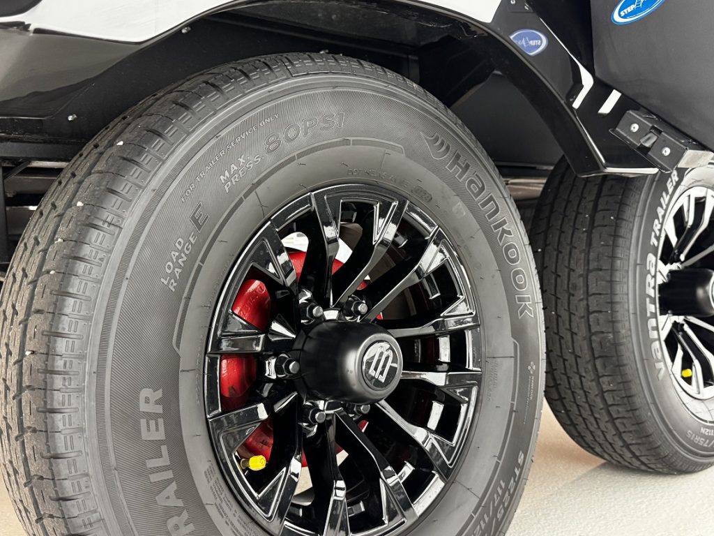 Tires and brakes of the Brinkley I 235