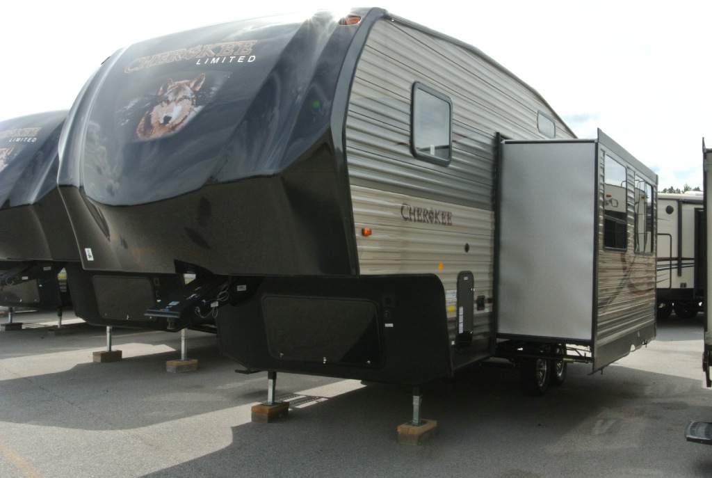 Forest River RV Cherokee 235B 5th Wheel All It Needs Is You Bullyan